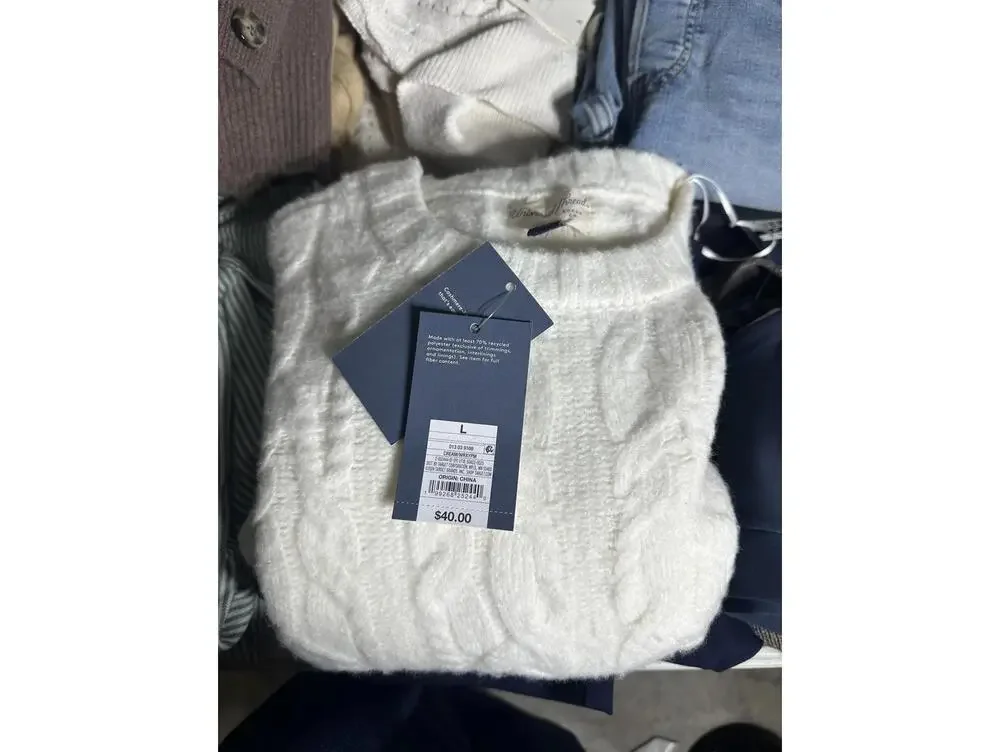 20 Pc Women’s Clothing Lot NWT Target Sizes S-XL Sweaters Jeans Boutique Resell - Picture 5 of 8